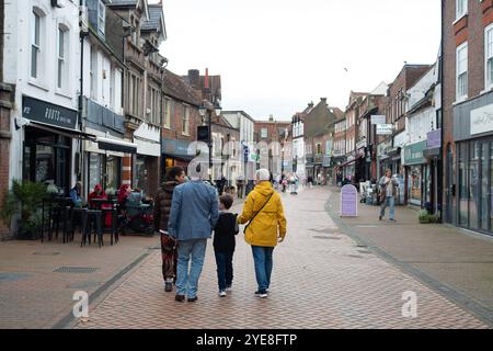 Chesham, Großbritannien. Oktober 2024. Shopper in der Chesham High Street in Buckinghamshire. Bundeskanzlerin Rachel Reeves wird den Haushalt am Mittwoch, den 30. Oktober 2024, bekanntgeben. Es wird erwartet, dass die Kapitalertragssteuer steigen wird, was bedeutet, dass der Kauf von Vermietern, um Vermieter zu überlassen, ihr Immobilienportfolio als eine Angelegenheit der Dringlichkeit auflädt. Der Mindestlohn wird ebenfalls steigen. Quelle: Maureen McLean/Alamy Live News Stockfoto