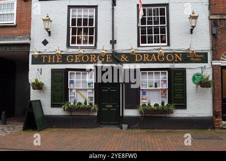 Chesham, Großbritannien. Oktober 2024. Ein Pub in der Chesham High Street in Buckinghamshire. Bundeskanzlerin Rachel Reeves wird den Haushalt am Mittwoch, den 30. Oktober 2024, bekanntgeben. Der Mindestlohn dürfte auch im Haushalt steigen, was den Druck auf die Unternehmen weiter erhöhen wird. Quelle: Maureen McLean/Alamy Live News Stockfoto