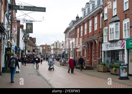 Chesham, Großbritannien. Oktober 2024. Shopper in der Chesham High Street in Buckinghamshire. Bundeskanzlerin Rachel Reeves wird den Haushalt am Mittwoch, den 30. Oktober 2024, bekanntgeben. Es wird erwartet, dass die Kapitalertragssteuer steigen wird, was bedeutet, dass der Kauf von Vermietern, um Vermieter zu überlassen, ihr Immobilienportfolio als eine Angelegenheit der Dringlichkeit auflädt. Der Mindestlohn wird ebenfalls steigen. Quelle: Maureen McLean/Alamy Live News Stockfoto