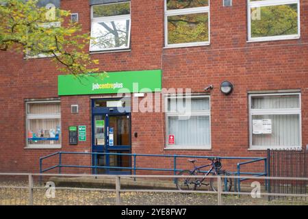 Chesham, Großbritannien. Oktober 2024. Das Jobcenter Plus in Chesham, Buckinghamshire. Bundeskanzlerin Rachel Reeves wird den Haushalt am Mittwoch, den 30. Oktober 2024, bekanntgeben. Von der Regierung wird erwartet, dass sie Maßnahmen zur Wiedereingliederung langfristiger Leistungen einführt. Quelle: Maureen McLean/Alamy Live News Stockfoto