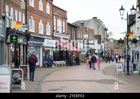 Chesham, Großbritannien. Oktober 2024. Shopper in der Chesham High Street in Buckinghamshire. Bundeskanzlerin Rachel Reeves wird den Haushalt am Mittwoch, den 30. Oktober 2024, bekanntgeben. Es wird erwartet, dass die Kapitalertragssteuer steigen wird, was bedeutet, dass der Kauf von Vermietern, um Vermieter zu überlassen, ihr Immobilienportfolio als eine Angelegenheit der Dringlichkeit auflädt. Der Mindestlohn wird ebenfalls steigen. Quelle: Maureen McLean/Alamy Live News Stockfoto