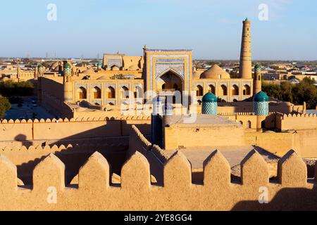 Erhöhter Blick auf die Muhammad Rahim Khan Madrasah in Itchan Kala (Innenstadt), der historischen Altstadt von Chiwa. Chiwa (XIVa, Xīveh) ist eine Stadt und eine Stadt Stockfoto