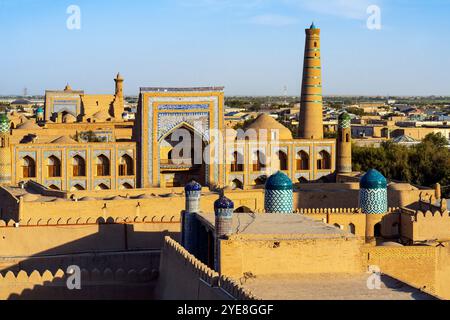 Erhöhter Blick auf die Muhammad Rahim Khan Madrasah in Itchan Kala (Innenstadt), der historischen Altstadt von Chiwa. Chiwa (XIVa, Xīveh) ist eine Stadt und eine Stadt Stockfoto