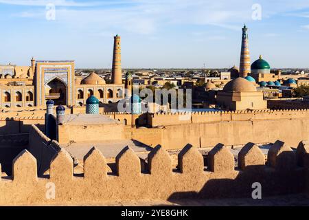 Erhöhter Blick auf den Muhammad Rahim Khan Madrasah und den Islam Chodja Komplex in Itchan Kala (Innenstadt), der historischen Altstadt von Chiwa. Chiwa (Xiva Stockfoto