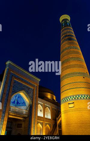 Nachtsicht auf die Islam Hoja Moschee und Minarett ist das höchste Minarett von Chiwa und der beste Aussichtspunkt der Stadt. Der Islam Hoja Minaret heißt nach Th Stockfoto