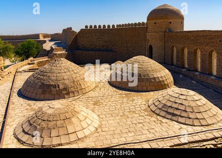 Zinnenverkleidete Mauern rund um Itchan Kala (Innenstadt) Chiwa. Chiwa (XIVa, Xīveh) ist eine Stadt in der Region Chorazm in Usbekistan. Die Stadt war es Stockfoto