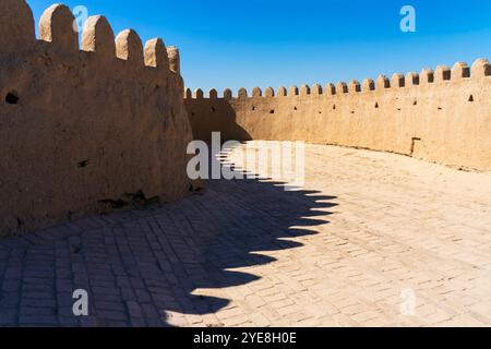 Zinnenverkleidete Mauern rund um Itchan Kala (Innenstadt) Chiwa. Chiwa (XIVa, Xīveh) ist eine Stadt in der Region Chorazm in Usbekistan. Die Stadt war es Stockfoto