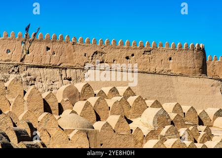 Mauern und Gräber mit Zinnen in Itchan Kala, Chiwa. Chiwa (XIVa, Xīveh) ist eine Stadt in der Region Chorazm in Usbekistan. Die Stadt war es Stockfoto