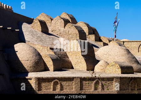 Mauern und Gräber mit Zinnen in Itchan Kala, Chiwa. Chiwa (XIVa, Xīveh) ist eine Stadt in der Region Chorazm in Usbekistan. Die Stadt war es Stockfoto