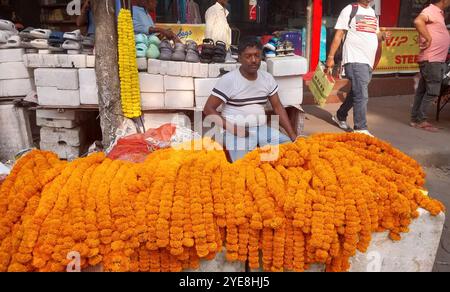 Siliguri, Westbengalen, Indien. 30. Oktober 2024. Straßenverkäufer verkaufen Blumen, während Menschen Ringelblumen und Lotusblumen kaufen, um ihr Haus während des Diwali, dem Lichterfest in Siliguri, zu schmücken. (Kreditbild: © Diptendu Dutta/ZUMA Press Wire) NUR REDAKTIONELLE VERWENDUNG! Nicht für kommerzielle ZWECKE! Stockfoto