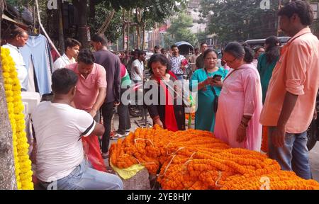 Siliguri, Westbengalen, Indien. 30. Oktober 2024. Straßenverkäufer verkaufen Blumen, während Menschen Ringelblumen und Lotusblumen kaufen, um ihr Haus während des Diwali, dem Lichterfest in Siliguri, zu schmücken. (Kreditbild: © Diptendu Dutta/ZUMA Press Wire) NUR REDAKTIONELLE VERWENDUNG! Nicht für kommerzielle ZWECKE! Stockfoto