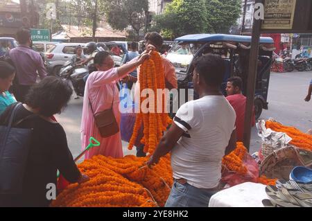 Siliguri, Westbengalen, Indien. 30. Oktober 2024. Straßenverkäufer verkaufen Blumen, während Menschen Ringelblumen und Lotusblumen kaufen, um ihr Haus während des Diwali, dem Lichterfest in Siliguri, zu schmücken. (Kreditbild: © Diptendu Dutta/ZUMA Press Wire) NUR REDAKTIONELLE VERWENDUNG! Nicht für kommerzielle ZWECKE! Stockfoto