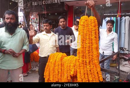 Siliguri, Westbengalen, Indien. 30. Oktober 2024. Straßenverkäufer verkaufen Blumen, während Menschen Ringelblumen und Lotusblumen kaufen, um ihr Haus während des Diwali, dem Lichterfest in Siliguri, zu schmücken. (Kreditbild: © Diptendu Dutta/ZUMA Press Wire) NUR REDAKTIONELLE VERWENDUNG! Nicht für kommerzielle ZWECKE! Stockfoto