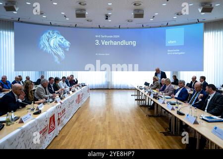 München, Deutschland. 30. Oktober 2024. Bei der dritten Tarifrunde für Arbeitnehmer der bayerischen Metall- und Elektroindustrie zwischen der IG Metall Bayern und dem Arbeitgeberverband vbm im Haus der bayerischen Wirtschaft sitzen die Verhandlungsparteien einander gegenüber. Quelle: Lennart Preiss/dpa/Alamy Live News Stockfoto