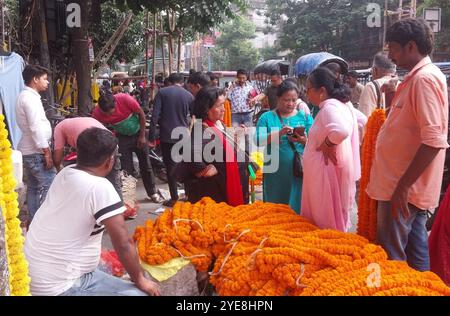 Siliguri, Westbengalen, Indien. 30. Oktober 2024. Straßenverkäufer verkaufen Blumen, während Menschen Ringelblumen und Lotusblumen kaufen, um ihr Haus während des Diwali, dem Lichterfest in Siliguri, zu schmücken. (Kreditbild: © Diptendu Dutta/ZUMA Press Wire) NUR REDAKTIONELLE VERWENDUNG! Nicht für kommerzielle ZWECKE! Stockfoto