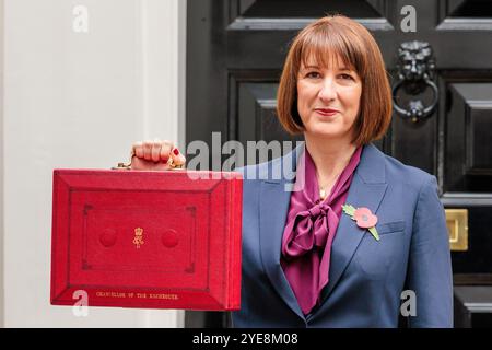 Downing Street, London, Großbritannien. 30. Oktober 2024. Die Finanzkanzlerin Rachel Reeves verlässt die Downing Street 11 mit der berühmten roten Haushaltsbox, bevor sie ihr erstes Budget dem Parlament überreicht. Quelle: Amanda Rose/Alamy Live News Stockfoto