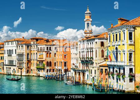 Farbenfrohe Fassaden von mittelalterlichen Häusern und dem Canal Grande, Venedig Stockfoto