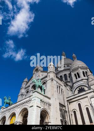 Weiße flauschige Wolken und blaue Himmel, Basilique du Sacré-Cœur de Montmartre, Montmartre, Paris, Frankreich, Europa, EU. Stockfoto