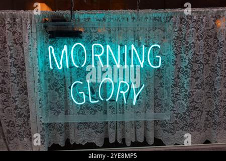 Ein Neonschild mit dem Wort Morning Glory vor einem Café in Soho, dem Ort, an dem OASIS zweites Album Cover in London, England, fotografiert wurde. Stockfoto