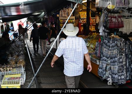 Eisenbahnmarkt Thailand, Touristen und Einheimische, die entlang der Bahngleise in Railway Market, Maeklong Railway , Thailand , Bangkok , Asien laufen Stockfoto