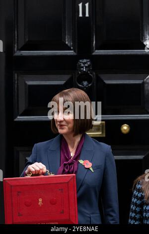 London, Großbritannien. 30. Oktober 2024. Rachel Reeves, Kanzlerin des Finanzministeriums, vor der Downing Street 11, bevor sie ihre erste Haushaltsrede vor Parlamentsabgeordneten im Unterhaus hielt. Quelle: Stephen Chung / Alamy Live News Stockfoto