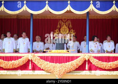 Phnom Penh, Kambodscha. 30. Oktober 2024. Der kambodschanische König Norodom Sihamoni (C) gibt den Teilnehmern während der Feier zum 20. Jahrestag seiner Krönung in Phnom Penh, Kambodscha, 30. Oktober 2024 Gesten. Kambodscha hielt am Mittwoch eine Massenversammlung ab, um den 20. Jahrestag der Krönung von König Norodom Sihamoni zu begehen, in der das Königreich für Frieden und schnelle sozioökonomische Entwicklung in den letzten zwei Jahrzehnten gepriesen wurde. Quelle: Sovannara/Xinhua/Alamy Live News Stockfoto