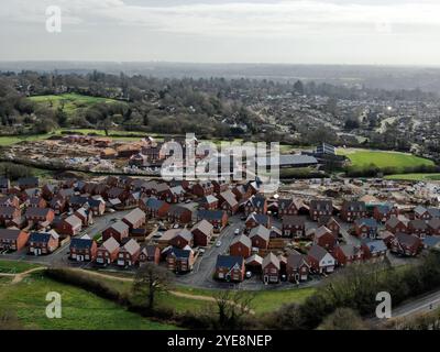 Eine Luftaufnahme eines im Bau befindlichen Neubaus am Rande einer bestehenden Stadt Stockfoto