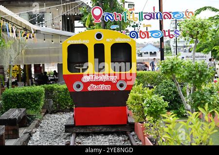 Mpeople Odel vom Bahnhof Maeklong und Zug auf dem Maeklong Railway Market in Bangkok, Thailand Asien Stockfoto