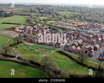 Eine Luftaufnahme eines im Bau befindlichen Neubaus am Rande einer bestehenden Stadt Stockfoto