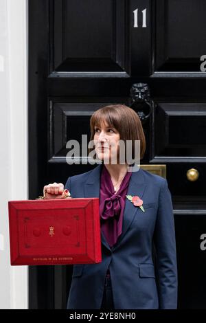 London, Großbritannien. 30. Oktober 2024. Rachel Reeves, Kanzlerin des Finanzministeriums, vor der Downing Street 11, bevor sie ihre erste Haushaltsrede vor Parlamentsabgeordneten im Unterhaus hielt. Quelle: Stephen Chung / Alamy Live News Stockfoto