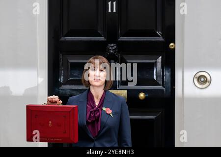 London, Großbritannien. 30. Oktober 2024. Rachel Reeves, Kanzlerin des Finanzministeriums, vor der Downing Street 11, bevor sie ihre erste Haushaltsrede vor Parlamentsabgeordneten im Unterhaus hielt. Quelle: Stephen Chung / Alamy Live News Stockfoto