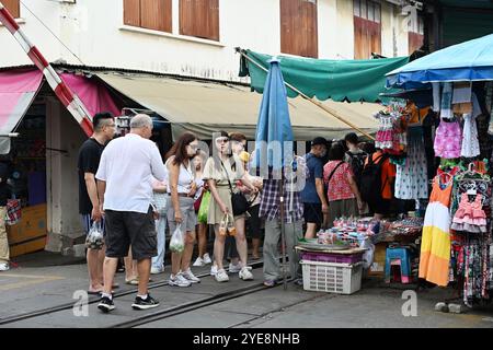 Eisenbahnmarkt Thailand, Touristen und Einheimische, die entlang der Bahngleise in Railway Market, Maeklong Railway , Thailand , Bangkok , Asien laufen Stockfoto