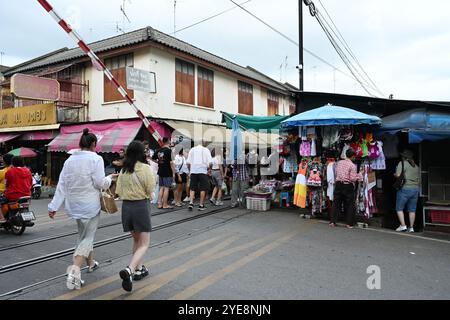 Eisenbahnmarkt Thailand, Touristen und Einheimische, die entlang der Bahngleise in Railway Market, Maeklong Railway , Thailand , Bangkok , Asien laufen Stockfoto