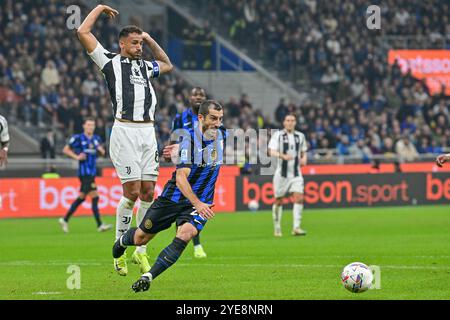 Mailand, Italien. Oktober 2024. Danilo von Juventus (L) und Henrikh Mkhitaryan von Inter (R) wurden während des Fußballspiels der Serie A 2024/2025, zwischen Inter und Juventus, im Giuseppe Meazza Stadium gesehen. Endpunktzahl: Inter 4:4 Juventus. (Foto: Tommaso Fimiano/SOPA Images/SIPA USA) Credit: SIPA USA/Alamy Live News Stockfoto