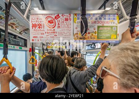 In einer überfüllten Straßenbahn oder Straßenbahn in Hiroshima, Japan, am 29. September 2024 Stockfoto