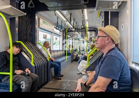 In einer Straßenbahn oder Straßenbahn in Hiroshima, Japan, am 29. September 2024 Stockfoto