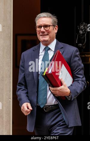 Downing Street, London, Großbritannien. 30. Oktober 2024. Der britische Premierminister Keir Starmer verlässt die Downing Street 10, um an der Fragestunde des Premierministers (PMQ) im Unterhaus teilzunehmen. Quelle: Amanda Rose/Alamy Live News Stockfoto