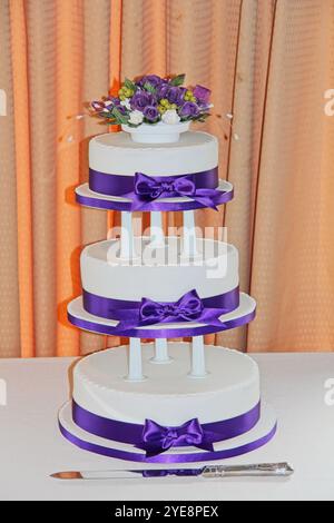 3 Tier Hochzeitstorte Stockfoto