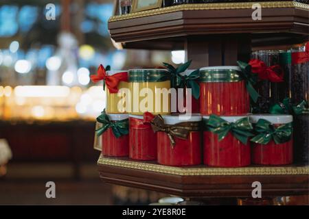 Ladenschalter im Premium-Geschäft. Honig-, Marmeladen- und Marmeladengläser auf den Regalen. Einkaufskonzept. Verschwommener Vorder- und Hintergrund. Selektiver Fokus Stockfoto