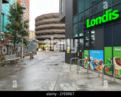 Blick in Richtung NCP Rupert Street Parkplatz am Londis Convenience Store in Broadmead. Bristol, England, Vereinigtes Königreich. Oktober 2024. Stockfoto