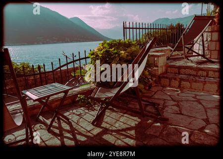 Zwei Liegestühle mit Couchtisch auf der Terrasse. Foto im Retro-Stil Stockfoto