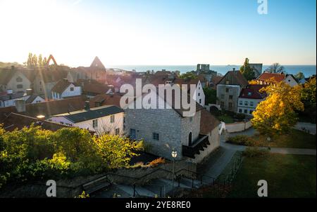 Dächer und Ruinen einer mittelalterlichen Kirche und alten Häusern, Visby, Schweden im Herbst Stockfoto