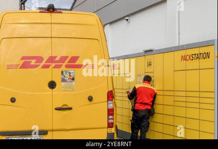 DHL-Packstation auf dem Parkplatz eines Discounters in Freiburg. Die Deutsche Post will das Netz von DHL-Packstationen ausbauen. Postkunden koennen an den Packstationen rund um die Uhr Pakete abholen und aufgeben. *** DHL Packstation auf dem Parkplatz eines Discount Stores in Freiburg die Deutsche Post will das Netzwerk der DHL Packstations erweitern Postkunden können Pakete rund um die Uhr an den Packstationen abholen und abgeben Stockfoto