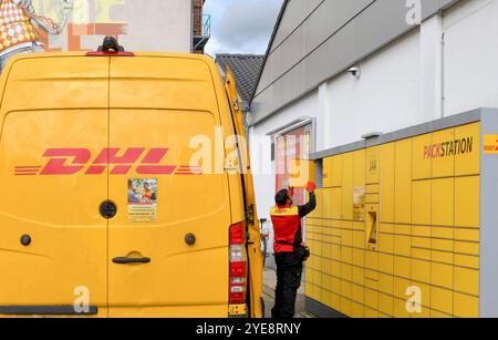 DHL-Packstation auf dem Parkplatz eines Discounters in Freiburg. Die Deutsche Post will das Netz von DHL-Packstationen ausbauen. Postkunden koennen an den Packstationen rund um die Uhr Pakete abholen und aufgeben. *** DHL Packstation auf dem Parkplatz eines Discounter in Freiburg die Deutsche Post will das Netzwerk der DHL Packstationen erweitern Postkunden können Pakete rund um die Uhr an den Packstationen abholen und abgeben Stockfoto