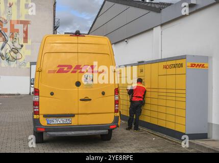 DHL-Packstation auf dem Parkplatz eines Discounters in Freiburg. Die Deutsche Post will das Netz von DHL-Packstationen ausbauen. Postkunden koennen an den Packstationen rund um die Uhr Pakete abholen und aufgeben. *** DHL Packstation auf dem Parkplatz eines Discounter in Freiburg die Deutsche Post will das Netzwerk der DHL Packstationen erweitern Postkunden können Pakete rund um die Uhr an den Packstationen abholen und abgeben Stockfoto