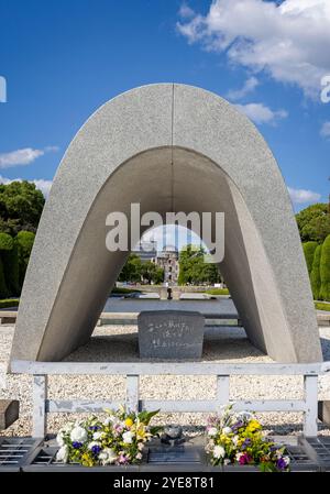 Blick durch das Hiroshima Opferdenkmal Cenotaph zum Atombombendom in Hiroshima, Japan am 29. September 2024 Stockfoto