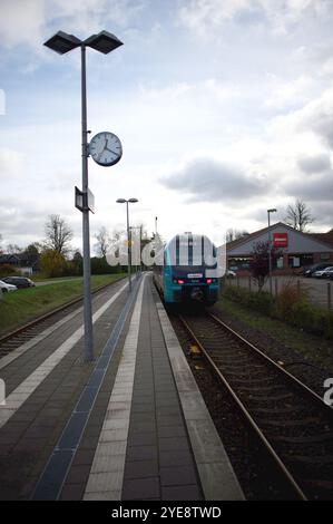 Sörup, Kreis Schleswig-Flensburg Bahnhof von Sörup. Dieser bekommt den Sonderpreis als Bahnhof des Jahres 2024. Hier: Blick von der Bahnsteigkant Richtung Süden, Richtung Kiel. Aufnahme vom 30.10.2024, Sörum, Kreis Schleswig-Flensburg *** Sörup, Schleswig-Flensburger Landkreis Sörup Bahnhof dieser erhält den Sonderpreis als Bahnhof des Jahres 2024 hier Blick vom Bahnsteigrand in südlicher Richtung, Richtung Kiel Foto aufgenommen am 30 10 2024, Sörum, Landkreis Schleswig Flensburg Stockfoto