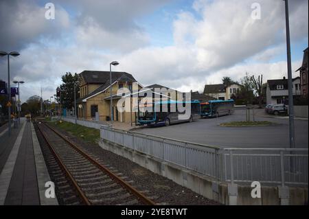 Sörup, Kreis Schleswig-Flensburg Bahnhof von Sörup. Dieser bekommt den Sonderpreis als Bahnhof des Jahres 2024. Hier: Blick von der Bahnsteigkante auf das Bahnhofsgebäude, davor rechts der ZOB mt Wendeplatz. Aufnahme vom 30.10.2024, Sörum, Kreis Schleswig-Flensburg *** Sörup, Schleswig-Flensburger Landkreis Sörup Bahnhof dieser erhält den Sonderpreis als Bahnhof des Jahres 2024 hier Blick vom Bahnsteigrand zum Bahnhofsgebäude, davor rechts der ZOB mit Wendebereich Foto aufgenommen am 30 10 2024, Sörum, Landkreis Schleswig Flensburg Stockfoto