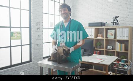 Junger hispanischer Tierarzt, der eine siamkatze in einer lichtdurchfluteten Tierklinik hält Stockfoto