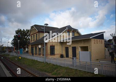 Sörup, Kreis Schleswig-Flensburg Bahnhof von Sörup. Dieser bekommt den Sonderpreis als Bahnhof des Jahres 2024. Hier: Blick von der Bahnsteigkante. Aufnahme vom 30.10.2024, Sörum, Kreis Schleswig-Flensburg *** Sörup, Schleswig-Flensburger Landkreis Sörup Bahnhof dieser erhält den Sonderpreis als Bahnhof des Jahres 2024 hier Ansicht vom Bahnsteigrand Foto aufgenommen am 30 10 2024, Sörum, Landkreis Schleswig Flensburg Stockfoto